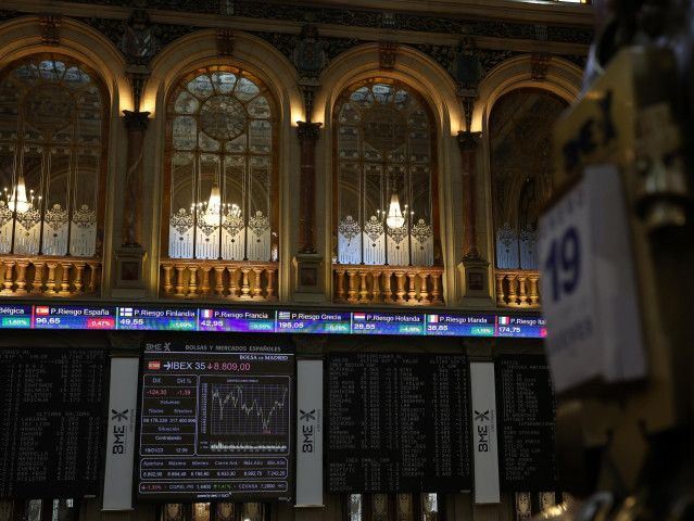Archivo - Un panel del Ibex 35 en el Palacio de la Bolsa, a 19 de enero de 2023, en Madrid (España). El Ibex 35 cotizaba en la media sesión con una caída del 1,44% y todos sus valores en rojo, lo que le llevaba a situarse en los 8.804,8 enteros, en una jo