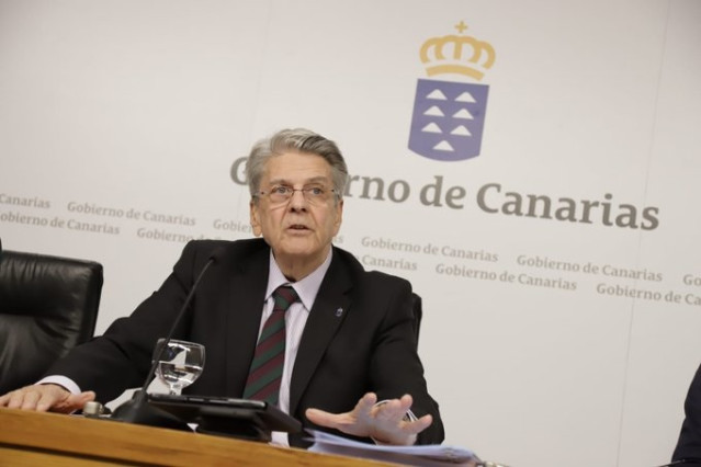 Archivo - El portavoz del Gobierno de Canarias, Julio Pérez, en rueda de prensa