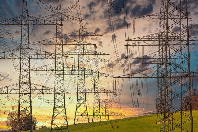 Archivo - El precio de la luz bajará casi un 42% este viernes, hasta los 42,71 euros/MWh, el más bajo en mes y medio.