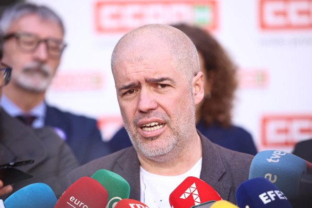 El secretario general de CCOO, Unai Sordo, atiende a los medios en Cádiz.