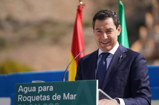 El presidente de la Junta de Andalucía, Juanma Moreno, interviene en un acto en Roquetas de Mar (Almería).