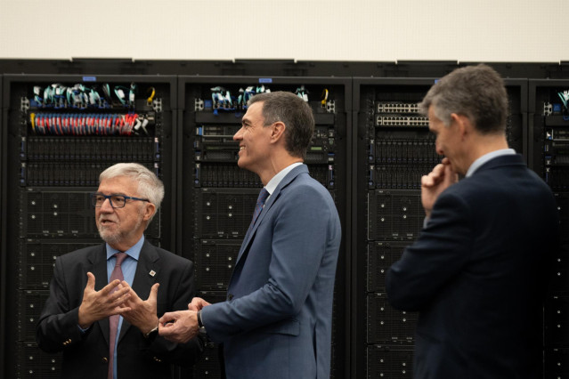 El presidente del Gobierno, Pedro Sánchez, visita las instalaciones de los superordenadores Marenostrum 4 y 5 en el Barcelona Supercomputing Center, con el director del centro, Mateo Valero, y el director de operaciones, Sergi Girona.