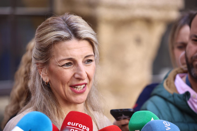La vicepresidenta segunda y ministra de Trabajo y Economía Social, Yolanda Díaz, atiende a los medios en Cádiz.