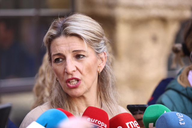 La vicepresidenta segunda y ministra de Trabajo y Economía Azul, Yolanda Díaz, atiende a los medios en Cádiz.