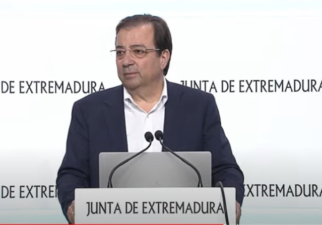 El presidente de la Junta, Guillermo Fernández Vara, en rueda de prensa para la presentación de proyectos de turismo e inversiones