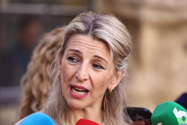La vicepresidenta segunda y ministra de Trabajo y Economía Social, Yolanda Díaz, atiende a los medios en Cádiz.
