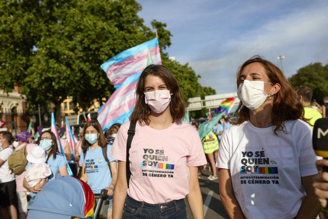 Archivo - Imagen de archivo portavoz de Más Madrid en el Ayuntamiento, Rita Maestre, y la portavoz de Más Madrid en la Asamblea de Madrid, Mónica García, durante la manifestación del Orgullo LGTB de 2021 con camisetas con los colores de la bandera trans.
