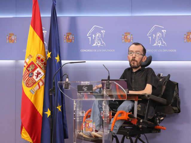 Archivo - El portavoz de Unidas Podemos en el Congreso, Pablo Echenique, interviene en una rueda anterior a una Junta de Portavoces, en el Congreso de los Diputados