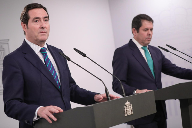 Archivo - El presidente de la CEOE, Antonio Garamendi (izda), y el presidente de Cepyme, Gerardo Cuerva (dcha), en una imagen de archivo