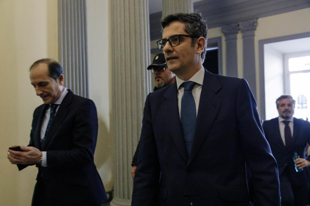 El ministro de la Presidencia, Relaciones con las Cortes y Memoria Democrática, Félix Bolaños (d), a su llegada a una visita institucional al Consejo de Estado, a 10 de marzo de 2023, en Madrid (España).