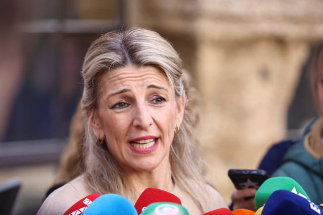 La vicepresidenta segunda del Gobierno y ministra de Trabajo y Economía Social, Yolanda Díaz, atiende a los medios de comunicación antes de participar en el acto organizado por CCOO 'Igualdad y Empleo'. A 10 de marzo de 2023, en Cádiz (Andalucía, España).