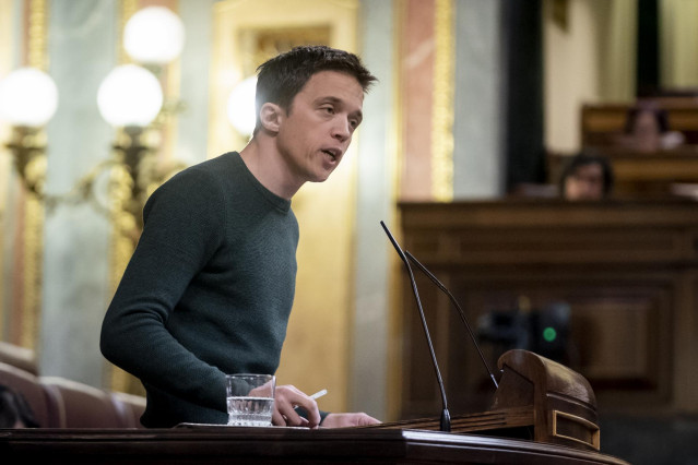 El líder de Más País, Íñigo Errejón, interviene durante una sesión plenaria, en el Congreso de los Diputados, a 21 de febrero de 2023, en Madrid (España).