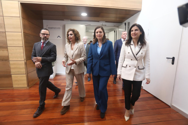 La ministra La ministra de Hacienda y Función Pública, María Jesús Montero (2i), junto a la alcaldesa de San Fernando, Patricia Cavada (2d), durante la visita a Navantia Training Center. A 10 de marzo de 2023, en San Fernando, Cádiz (Andalucía, España). L