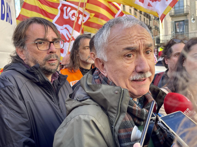 El secretario general de UGT Pepe Álvarez este viernes en Barcelona junto al secretario general de UGT de Catalunya Camil Ros