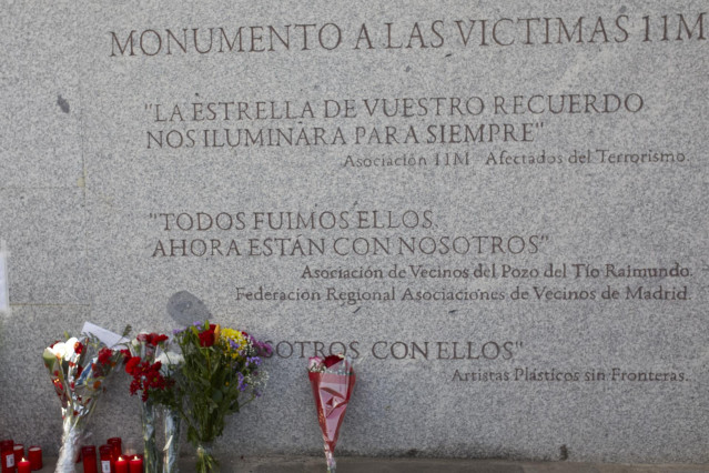Archivo - Ramos de flores en el monumento a las víctimas del 11-M durante uno de los actos ‘11-M In Memoriam’ organizado por la  Asociación 11-M Afectados del Terrorismo’, en la estación de tren de El Pozo, uno de los lugares del atentado del 11M, en Madr