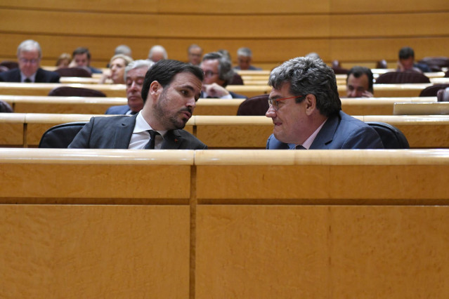 El ministro de Consumo, Alberto Grazón, y el ministro de Inclusión, Seguridad Social y Migraciones, José Luis Escrivá.