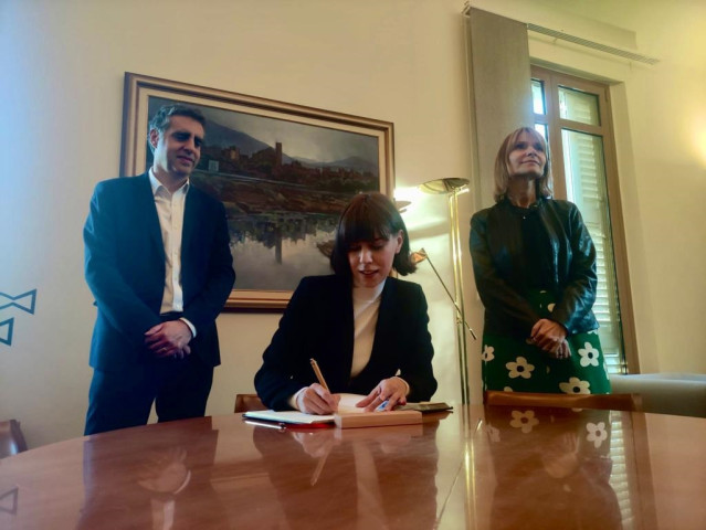 El investigador Manel Esteller, la ministra de Ciencia e Innovación, Diana Morant, y la alcaldesa de Sant Boi de Llobregat, Lluïsa Moret
