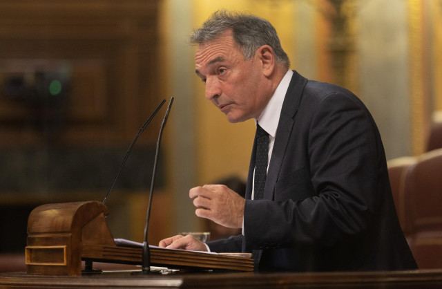 Archivo - El diputado de IU Enrique Santiago interviene durante una sesión plenaria en el Congreso de los Diputados.