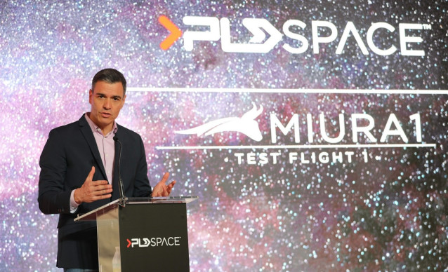 El presidente del Gobierno, Pedro Sánchez, en la presentación del cohete 'Miura 1', en el INTA, en Mazagón (Huelva).
