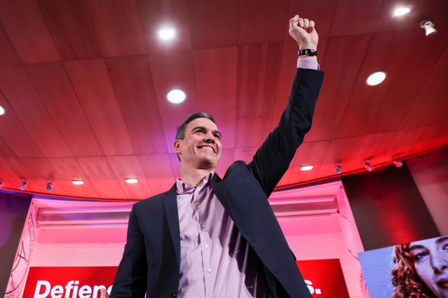 El presidente del Gobierno, Pedro Sánchez tras finalizar el acto de la clausura de la Convención Municipal de Andalucía en el Salón de Actos de la Facultad de Humanidades del Campus de El Carmen, a 11 de marzo de 2023 en Huelva (Andalucía, España). El pre