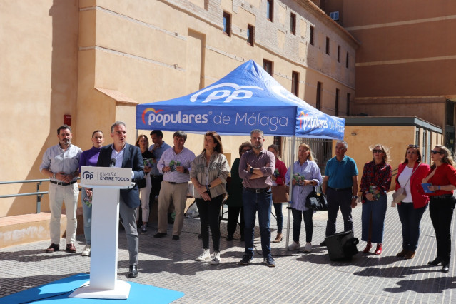El coordinador general del PP, Elías Bendodo, este sábado en una carpa informativa del partido en Málaga.