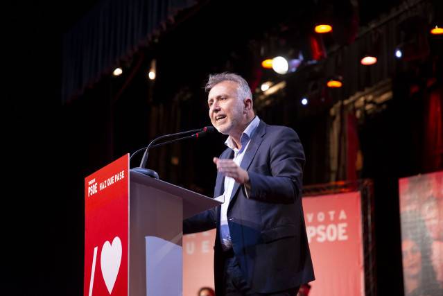 Archivo - El secretario general del PSOE canario y candidato a la presidencia del Gobierno de Canarias, Ángel Víctor Torres, en una imagen de archivo
