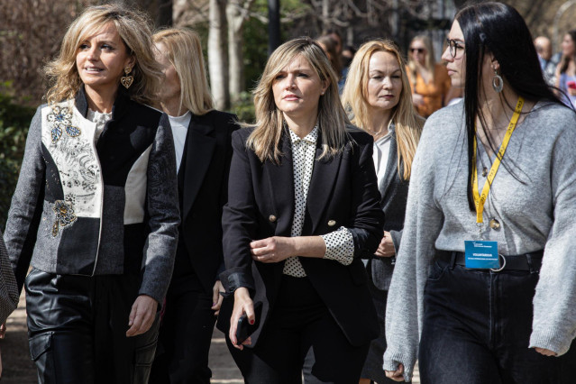 La portavoz nacional de Ciudadanos, Patricia Guasp (c), asiste al acto en recuerdo a las víctimas del terorrismo, en el Bosque del Recuerdo del Parque de El Retiro, a 11 de marzo de 2023, en Madrid (España). El acto organizado por la AVT  se celebra como