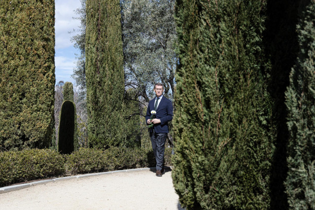 El presidente del Partido Popular, Alberto Núñez Feijóo, con una flor durante el acto en recuerdo a las víctimas del terorrismo, en el Bosque del Recuerdo del Parque de El Retiro, a 11 de marzo de 2023, en Madrid (España).