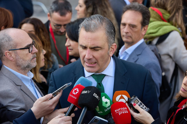 El portavoz de VOX en el Ayuntamiento de Madrid, Javier Ortega Smith, realiza declaraciones durante el acto conmemorativo de los atentados del 11-M en la Real Casa de Correos, a 11 de marzo de 2023, en Madrid (España). Este acto se celebra en memoria a la