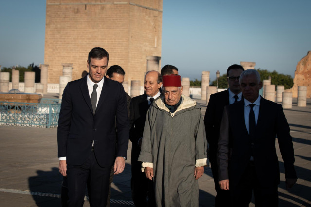 Archivo - (I-D) El presidente del Gobierno, Pedro Sánchez; el historiador del Reino de Marruecos y portavoz del Palacio Real, Abdelhak Lamrin y el ministro de Sanidad y Protección Social de Rabat, Khalid Ait Taleb, después de visitar el Mausoleo de Mohame