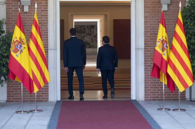 Archivo - El presidente del Gobierno, Pedro Sánchez (i), y el de la Generalitat, Pere Aragonés, a su llegada a una reunión, en La Moncloa, a 15 de julio de 2022, en Madrid (España). Es la primera vez que se reúnen después del choque entre la Generalitat y