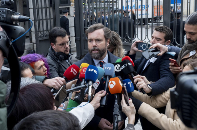 Archivo - El portavoz parlamentario de Vox en el Congreso, Iván Espinosa de los Monteros, ofrece declaraciones a los medios, durante el acto institucional por el Día de la Constitución, en el Congreso de los Diputados, a 6 de diciembre de 2022, en Madrid