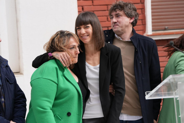 Marian Romero abraza a su hija Sandra durante el Homenaje a Isaías Carrasco