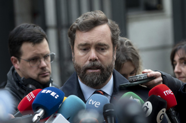 Archivo - El portavoz parlamentario de Vox en el Congreso, Iván Espinosa de los Monteros, ofrece declaraciones a los medios, durante el acto institucional por el Día de la Constitución, en el Congreso de los Diputados, a 6 de diciembre de 2022, en Madrid