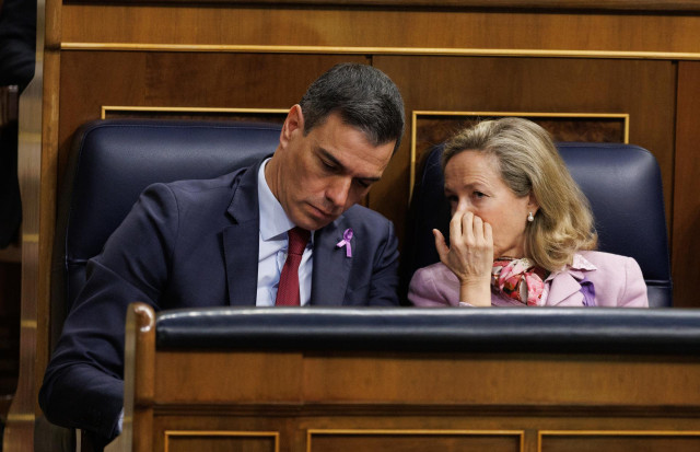 El presidente del Gobierno, Pedro Sánchez y la vicepresidenta primera y ministra de Asuntos Económicos y Transformación Digital, Nadia Calviño.