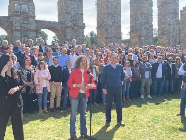 María Jesús Montero y Guillermo Fernández Vara en el acto del PSOE junto al Acueducto de Los Milagros en Mérida.