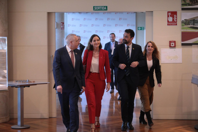 El delegado especial del Estado en el CZFB, Pere Navarro; la ministra Reyes Maroto y los consellers Roger Torrent y Natàlia Mas.