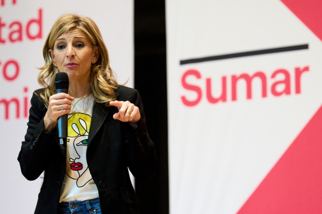 La vicepresidenta segunda del Gobierno y ministra de Trabajo y Economía Social, Yolanda Díaz, interviene durante un acto de escucha de Sumar, a 4 de marzo de 2023, en Santander, Cantabria  (España).