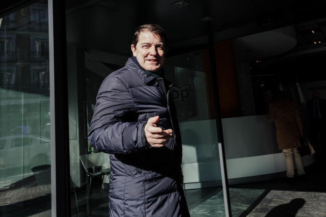 Archivo - El presidente de la Junta de Castilla y León, Alfonso Fernández Mañueco, a su llegada al Comité Ejecutivo Nacional del PP, en la sede nacional del PP, a 30 de enero de 2023, en Madrid (España). El presidente del Partido Popular, Alberto Núñez Fe