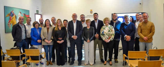 La consejera de Economía, Conocimiento y Empleo del Gobierno de Canarias, Elena Máñez, y el delegado del Gobierno en las islas, Anselmo Pestana, junto a representantes de entidades y administraciones colaboradoras