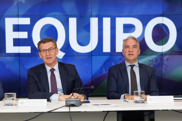 El presidente del Partido Popular, Alberto Núñez Feijóo (i) y el coordinador general del Partido Popular, Elías Bendodo (d), durante la reunión del Comité Ejecutivo Nacional, en la sede nacional del PP, a 13 de marzo de 2023, en Madrid (España). Feijóo ha