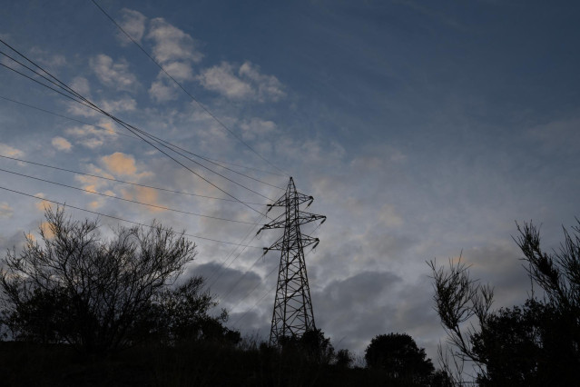 Archivo - El precio de la luz subirá este martes casi un 67%, hasta 61,51 euros/MWh.