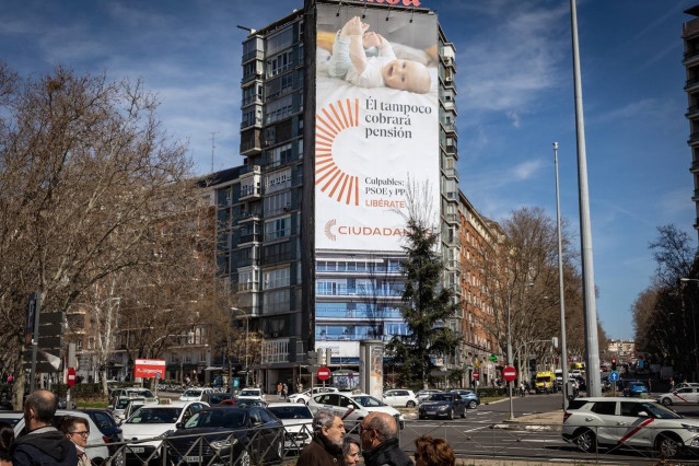 Ciudadanos despliega una lona para denunciar la 