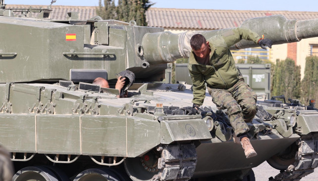 Un militar ucraniano subido en uno de los carros de combate Leopard 2A4 durante la presentación de la formación de las Fuerzas Armadas españolas a militares ucranianos, en el Centro de Adiestramien