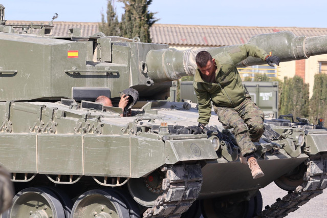 Un militar ucraniano subido en uno de los carros de combate Leopard 2A4 durante la presentación de la formación de las Fuerzas Armadas españolas a militares ucranianos, en el Centro de Adiestramiento de San Gregorio.