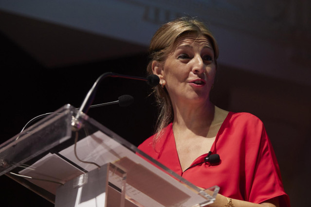 Archivo - La vicepresidenta segunda del Gobierno, Yolanda Díaz, durante el encuentro organizado por Economistas contra la crisis en la sede de la Fundación Cajasol, a 15 de junio del 2022 en (Sevilla, Andalucía) (Foto de archivo).