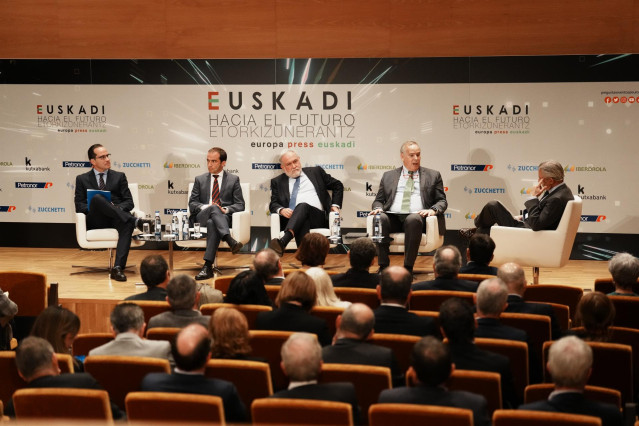 El CEO de Iberdrola España, Mario Ruiz-Tagle, el CEO de Petronor, José Ignacio Zudaire, el director general del EVE, Iñigo Ansola, y el coordinador del área de energía de Orkestra, Jorge Fernández, en una mesa redonda de Europa Press en Bilbao