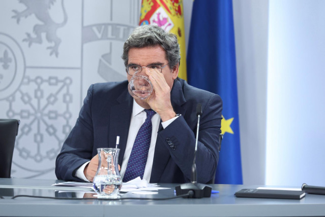 Archivo - El ministro de Inclusión, Seguridad Social y Migraciones, José Luis Escrivá, bebe agua en una rueda de prensa posterior al Consejo de Ministros, en el Palacio de La Moncloa, en una imagen de archivo.