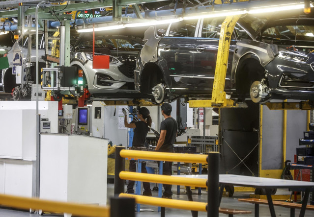 Archivo - Dos trabajadores con un vehículo en la fábrica de Ford en Almussafes, a 24 de octubre de 2022, en Almussafes