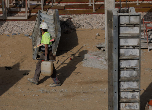 Un obrero durante la construcción de una vivienda